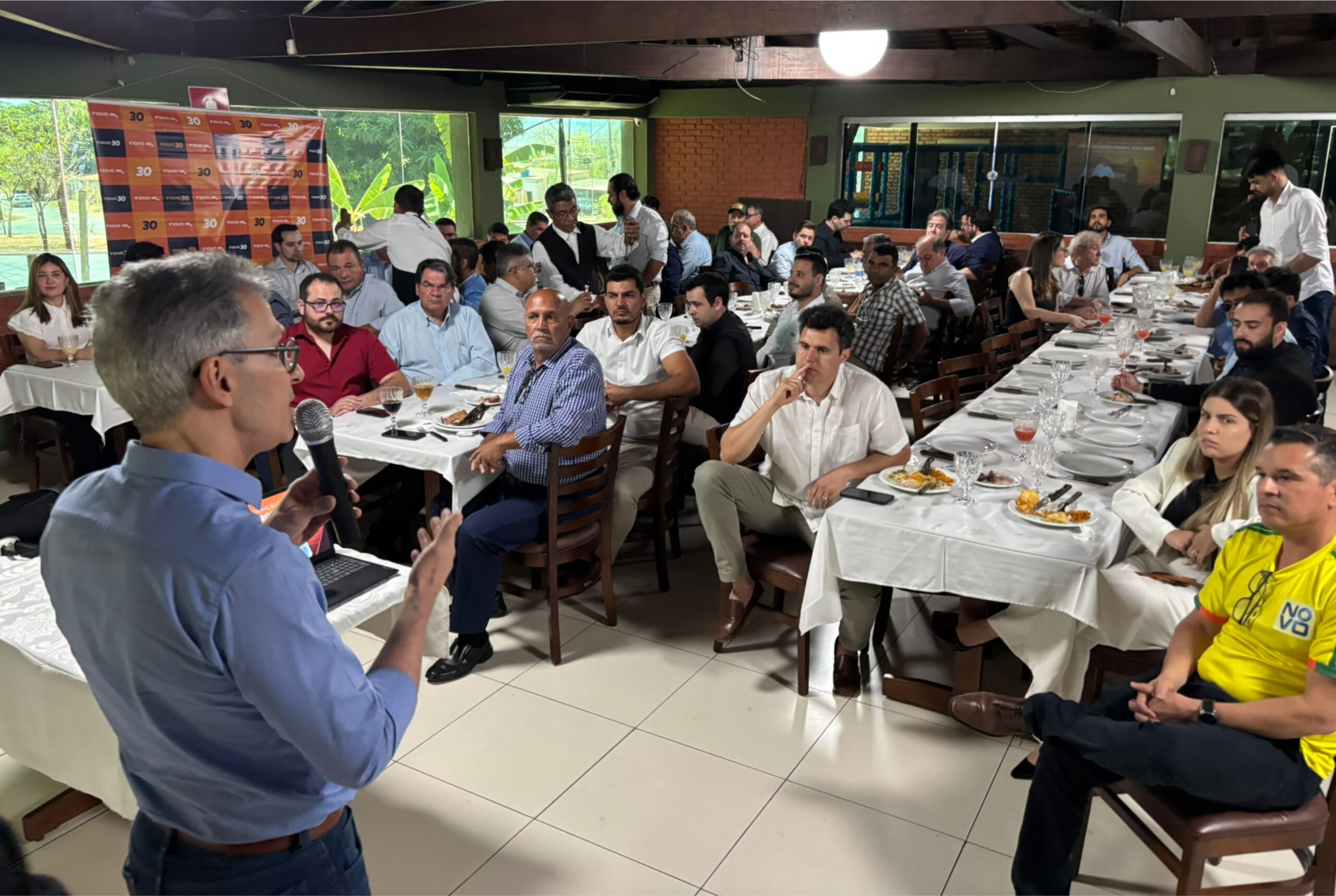 Desde cedo, percebi que não se tratava apenas de mais uma visita administrativa, mas sim de uma movimentação política calculada, com claros sinais de que o governador já está em plena articulação para 2026.
