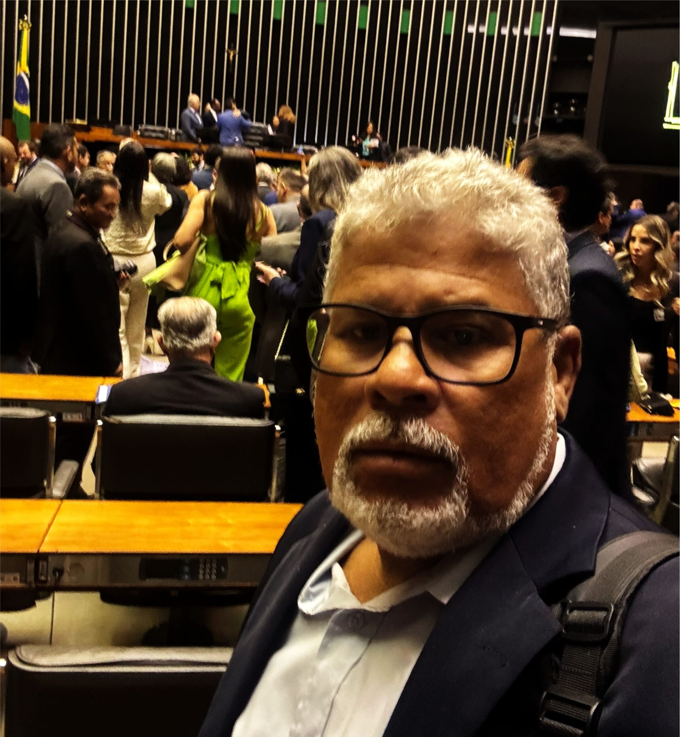 Em uma votação marcada por tensões e discursos inflamados, a Câmara dos Deputados aprovou, nesta terça-feira (18), o texto-base do chamado PL Antifacção (PL 5.582/2025), proposta que endurece o enfrentamento ao crime organizado no país. O placar, de 370 votos a 110, confirmou o relatório do deputado Guilherme Derrite (PP-SP), que apresentou cinco versões até chegar ao texto final.