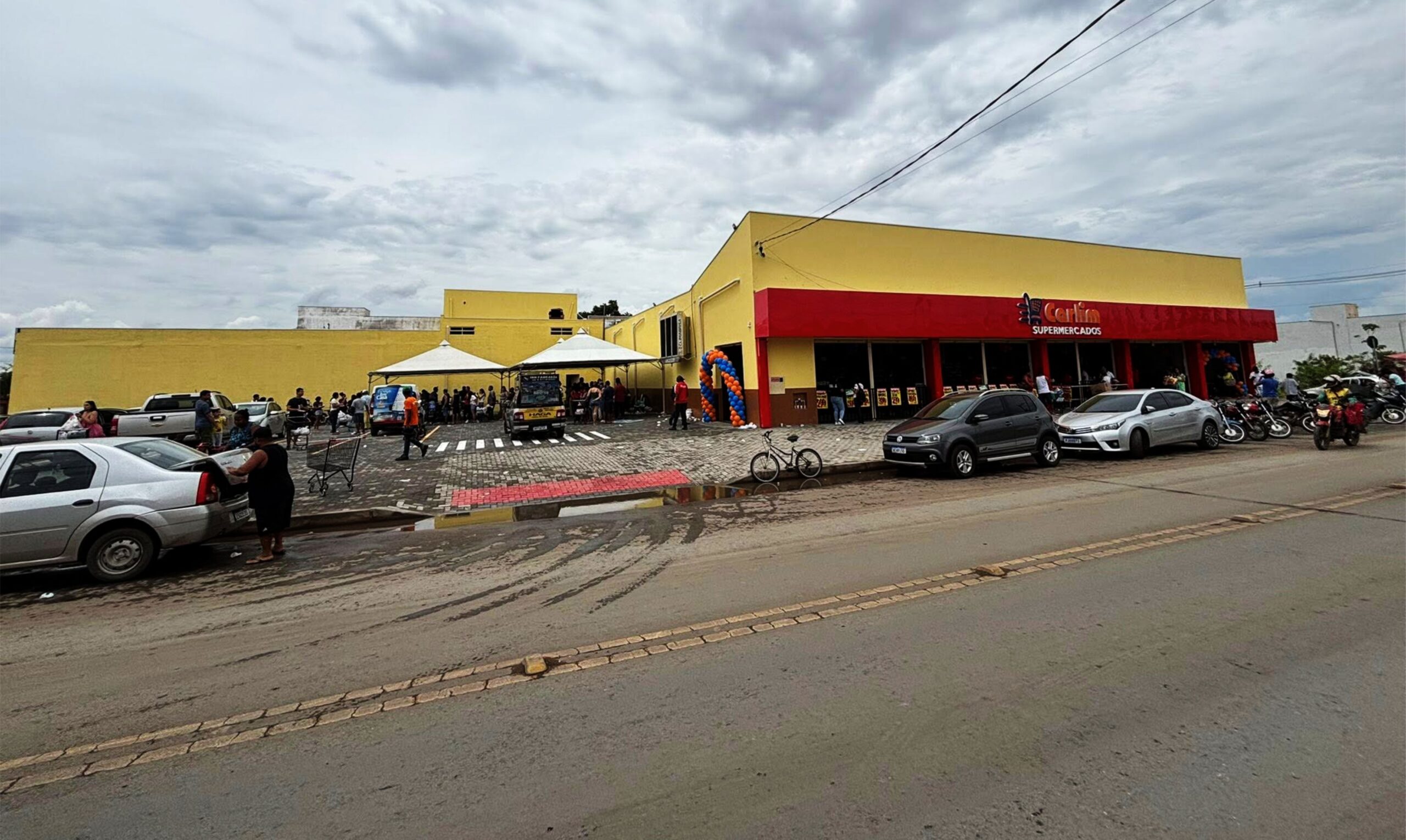 Há histórias que se confundem com o próprio coração de uma cidade — e a do Carlim Supermercados é uma delas. Hoje, ao testemunhar a inauguração da 7ª loja dessa rede que nasceu no seio do Grande Major Prates, sinto um profundo orgulho montes-clarense. Um orgulho que carrega o perfume da luta, o sabor do trabalho e o brilho da esperança de um povo que acredita no seu próprio potencial.