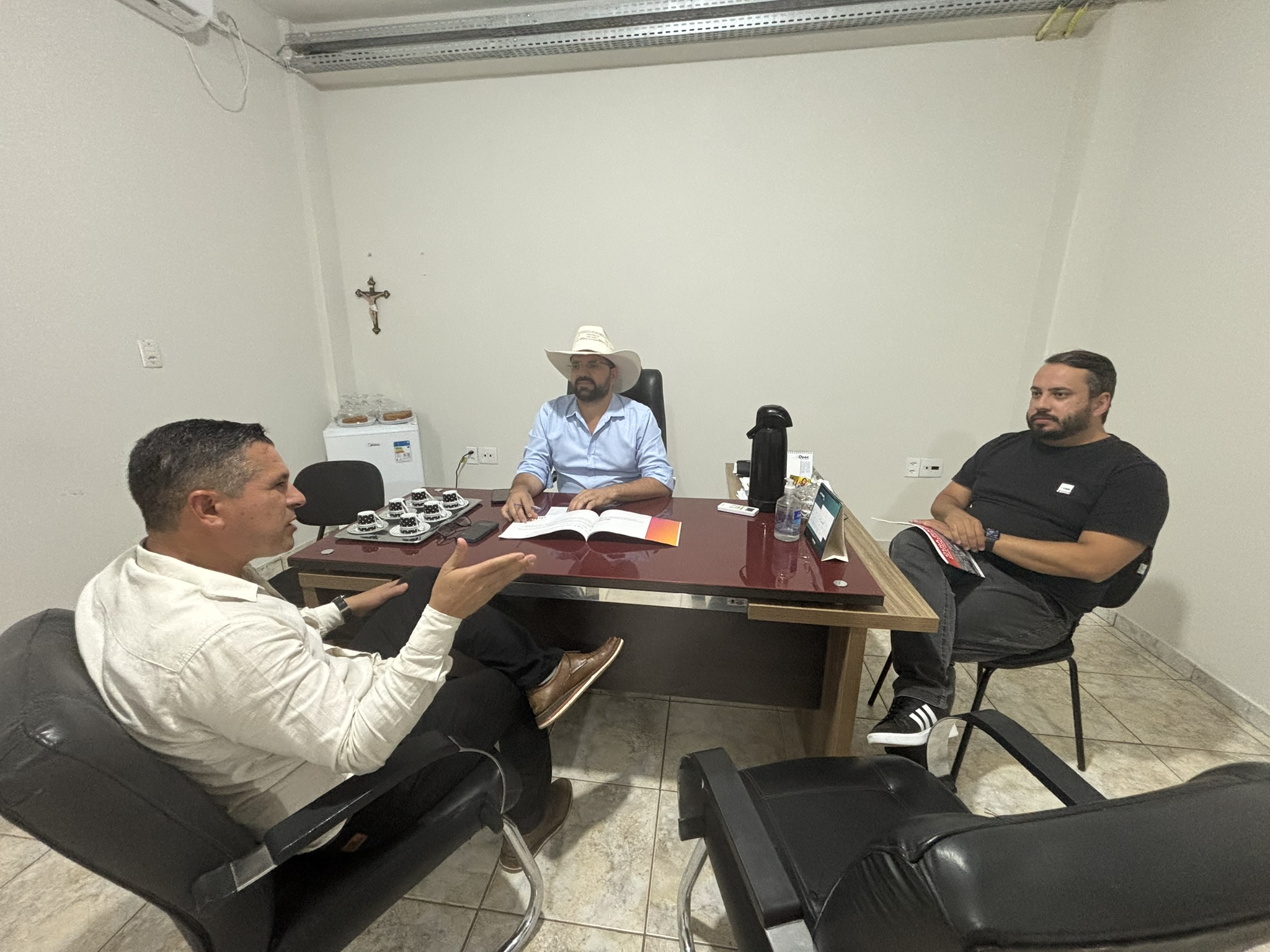 A missão foi conduzida pelo empresário e agente da InvestMinas , Reginaldo Ferreira Tiago , profissional dedicado e incansável na busca de oportunidades para o desenvolvimento regional. Eu, como jornalista, o acompanhei de forma reservada e observacional, para compreender melhor o papel estratégico que a InvestMinas – Agência de Promoção de Investimentos do Estado de Minas Gerais vem desempenhando sob o atual governo.