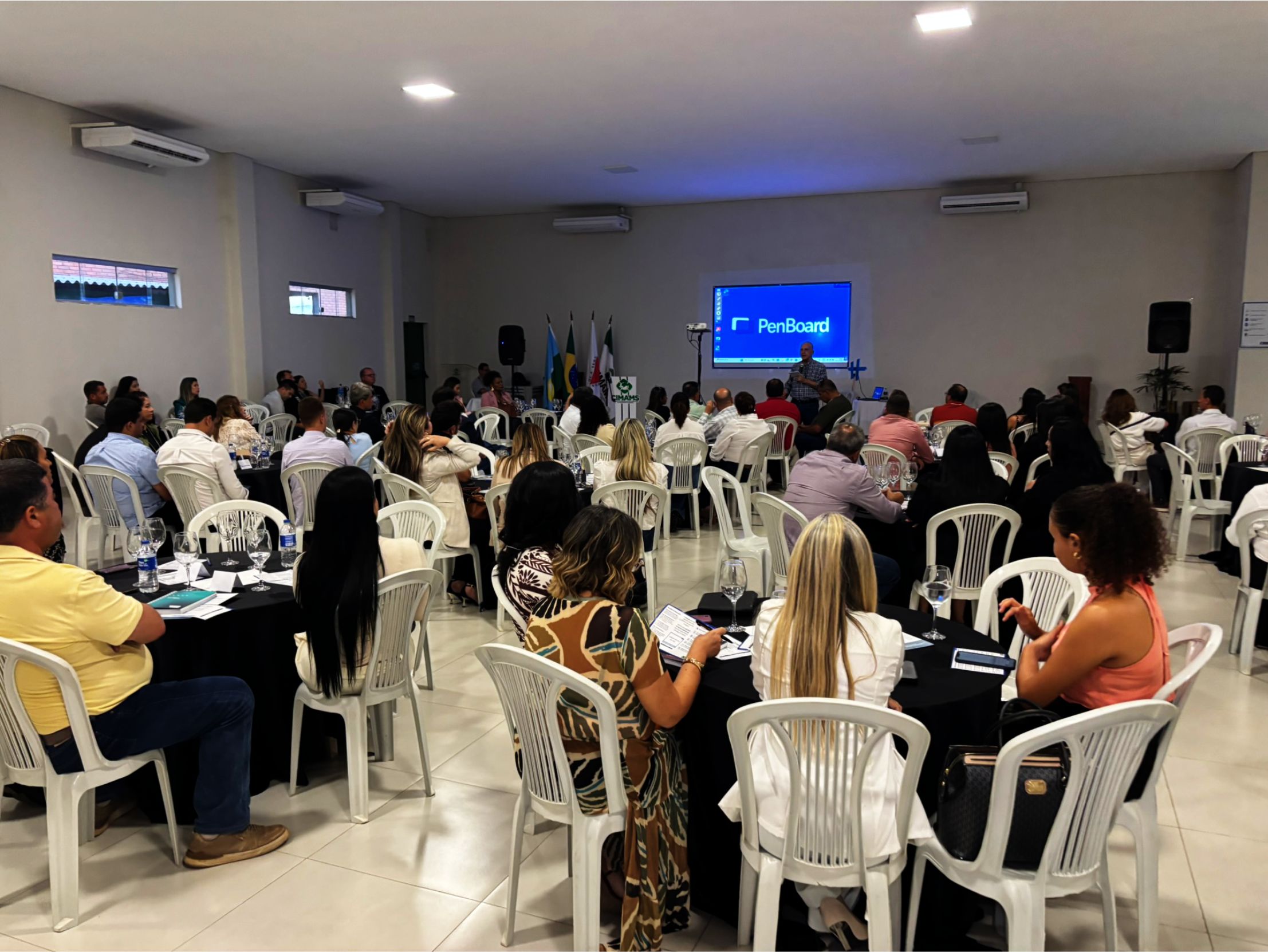 No final da tarde desta segunda-feira, 10 de novembro, tive a oportunidade de acompanhar uma apresentação bastante interessante no auditório do CIAMAMS, em Montes Claros. O evento, embora sem grande divulgação prévia, atraiu a presença de diversos prefeitos, secretários de Educação e autoridades políticas da região Norte-mineira. O tema central foi a demonstração da PenBoard, que trouxe uma solução tecnológica inovadora desenvolvida pela empresa PenBoard Soluções Educacionais Ltda, de Florianópolis (SC), que promete transformar a forma como ensinamos, aprendemos e apresentamos conteúdos.