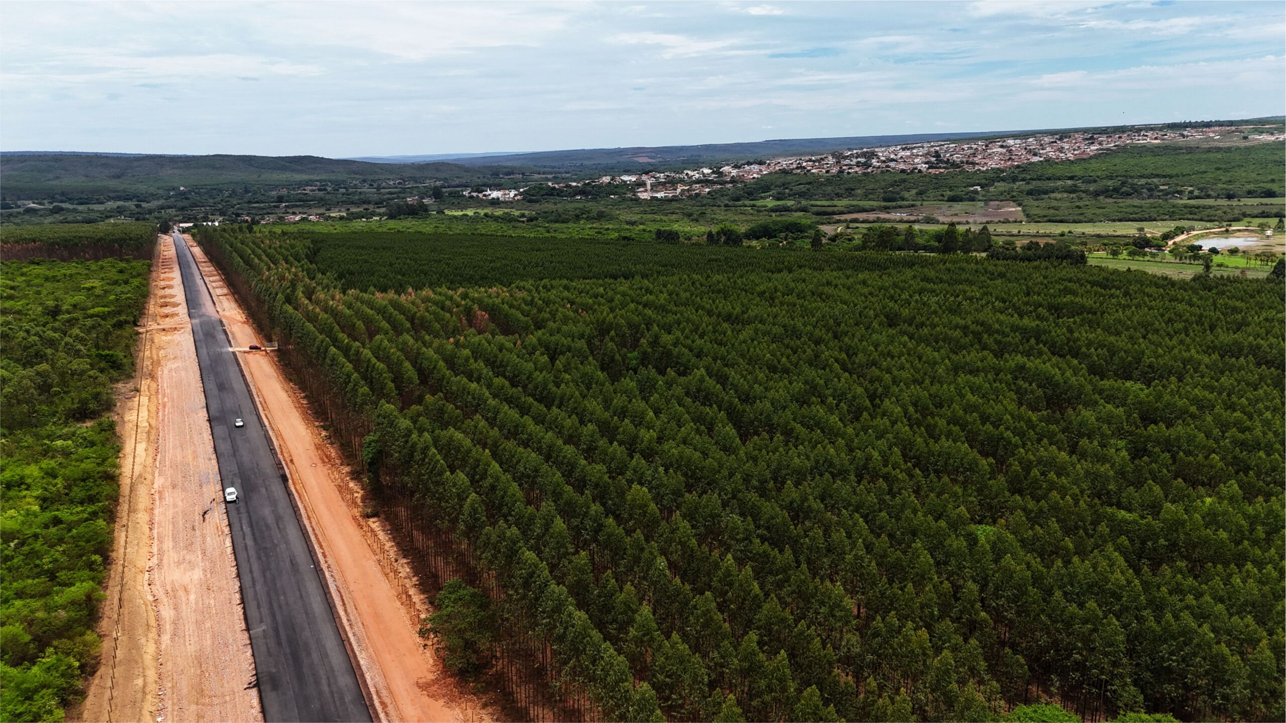 O povo sertanejo de Rio Pardo de Minas carrega no peito a teimosia boa de quem aprendeu a vencer a seca, a distância e o silêncio das estradas vermelhas. É um povo determinado, resiliente, que transforma a própria força em futuro — como o eucalipto que cresce firme, a cachaça que desce forte e o polvilho que sustenta tradições, todos frutos de um meio rural vivo, pulsante e pujante, onde a terra não é apenas chão, mas destino.