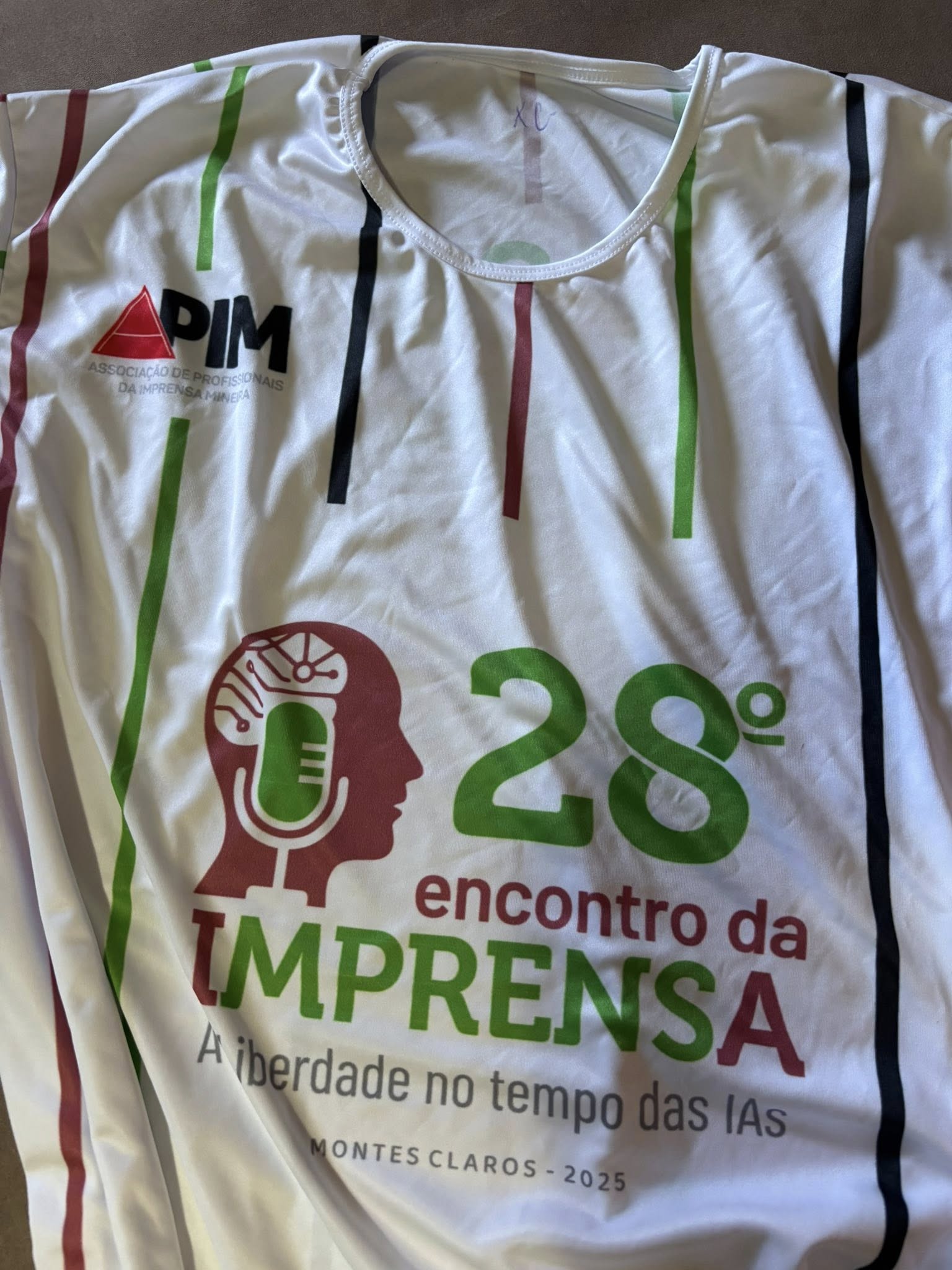 Faço questão de parabenizar os organizadores do 28º Encontro da Imprensa, um evento que exige esforço, dedicação e persistência para se manter vivo ao longo de tantos anos. Em especial, registro meu respeito a Aldeci Xavier e à nossa querida amiga Vandinha, que há mais tempo estão à frente dessa importante confraternização da imprensa mineira. Reconheço o valor da iniciativa, a simbologia do encontro e a relevância histórica de uma promoção que já caminha para seus 30 anos.