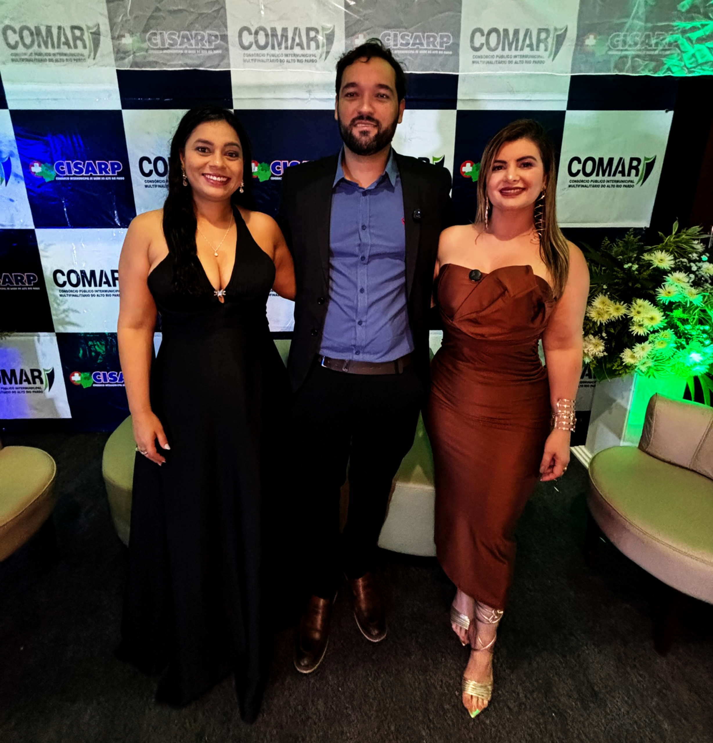 Na noite do último sábado (06/12), o espaço Mirian Buffet, em Taiobeiras, recebeu a confraternização de encerramento das atividades de 2025 dos consórcios COMAR e CISARP — instituições fundamentais para a defesa dos interesses dos municípios do Alto Rio Pardo. O encontro reuniu prefeitos, gestores públicos e diversas autoridades regionais com o propósito de celebrar os avanços obtidos ao longo do ano e projetar as metas para 2026.