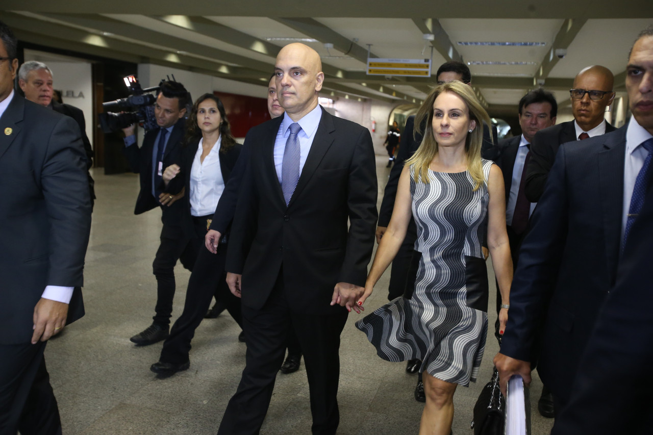 Os episódios recentes envolvendo o ministro Alexandre de Moraes — em especial as pressões atribuídas em favor do grupo Master — não podem ser tratados como ruído político ou disputa narrativa. Não se trata de algo grave. Trata-se de algo gravíssimo. Porque, se verdadeiros, indicam um desvio de conduta incompatível com a função constitucional de um magistrado do Supremo Tribunal Federal.