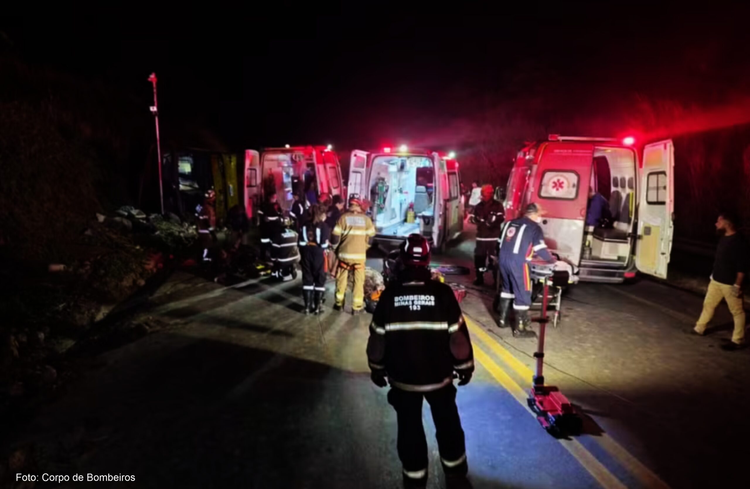 Por volta das 22h30, um ônibus de turismo que saiu de Arapiraca, em Alagoas, com destino a Itapema, em Santa Catarina, tombou no km 474 da rodovia, em plena zona rural de Francisco Sá. O veículo ficou às margens da pista, no sentido de tráfego, e o cenário que se formou foi de dor, urgência e luto. Cinco pessoas perderam a vida — entre elas, um bebê. Outras dezenas ficaram feridas, algumas em estado grave, com fraturas múltiplas e escoriações, sendo encaminhadas para unidades de saúde de Francisco Sá e Montes Claros.