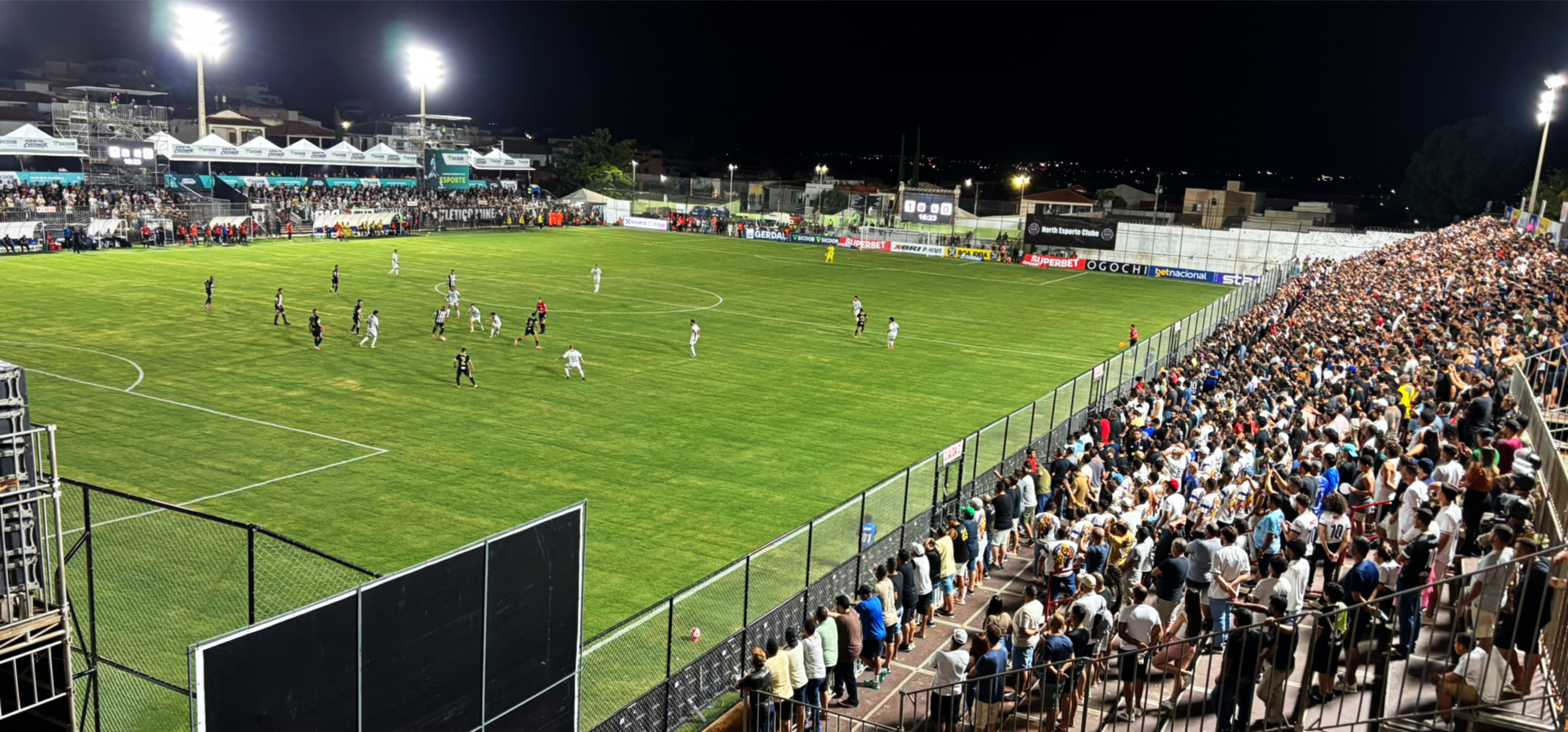 Na noite desta quarta-feira (14), Montes Claros viveu um daqueles momentos que ficam na memória. O primeiro jogo do North em casa, pelo Campeonato Mineiro, não foi apenas uma partida de futebol: foi um verdadeiro encontro entre clube, cidade e torcida. E que torcida! Vibrante, presente do primeiro ao último minuto, empurrou o time do Norte de Minas diante de um adversário pesado, o Atlético Mineiro.