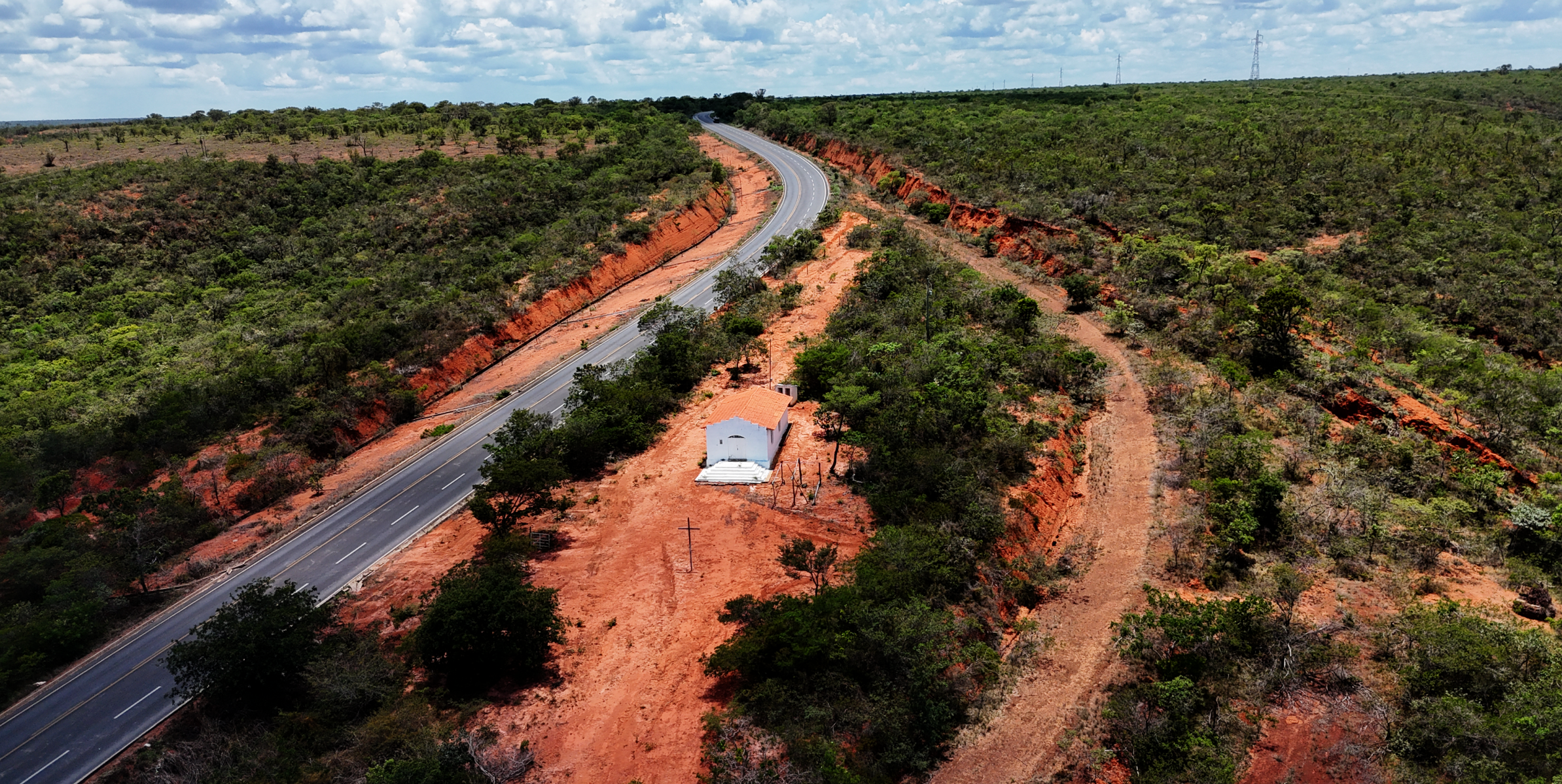O dia, 8 de janeiro de 1970, quando a “rodagem” ainda era de terra batida, uma tragédia interrompeu sonhos e destinos. Um ônibus da antiga Expresso Santana — a jardineira que fazia o trajeto entre Montes Claros e São Francisco — encontrou-se, de forma fatal, com um caminhão carregado de cachaça. O choque, violento e inesperado, transformou aquela manhã em luto. Vinte e três pessoas perderam a vida ali, às portas de Mirabela, deixando um rastro de comoção que atravessou gerações.