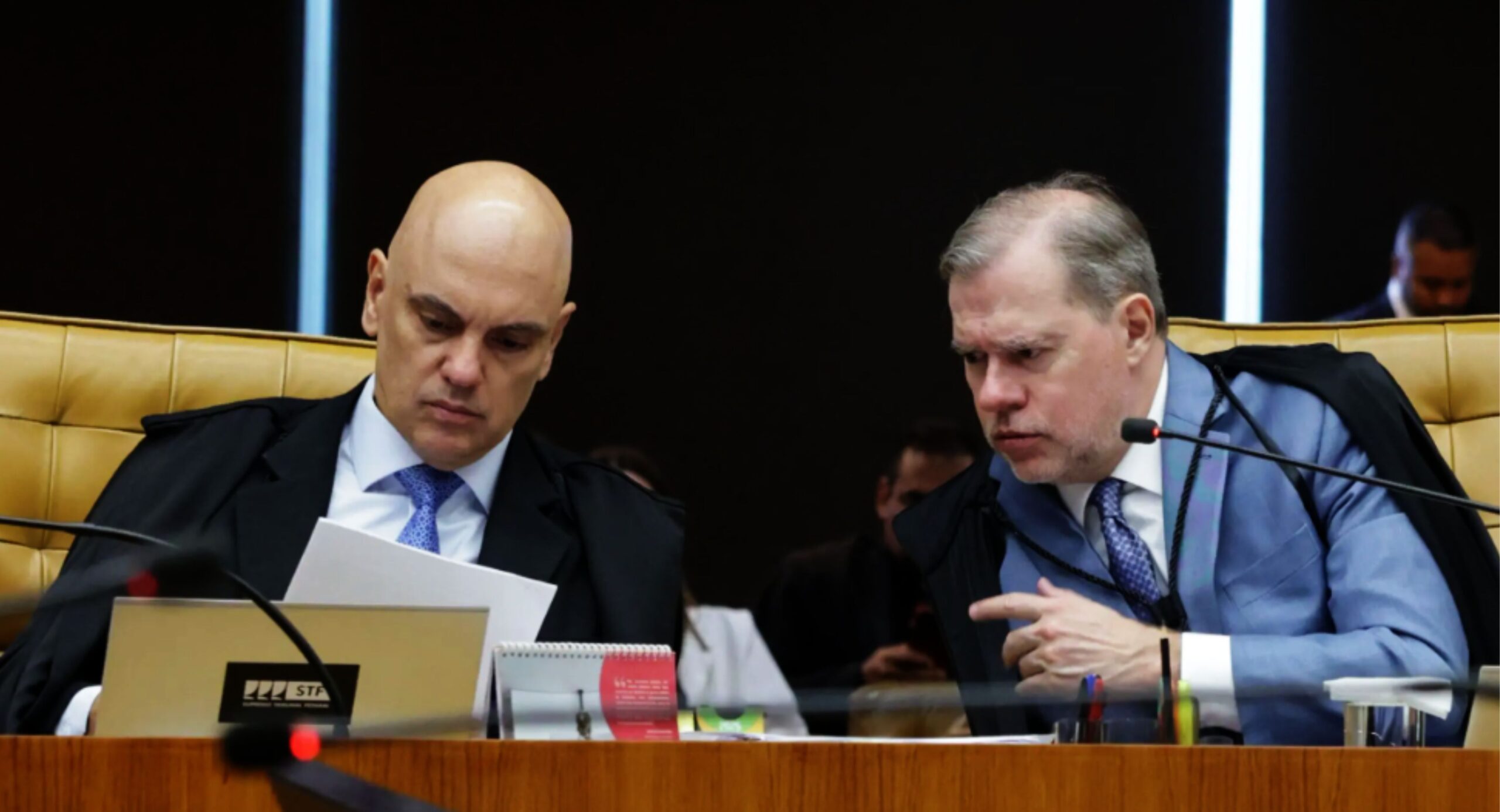 Chega um ponto em que o jornalismo não pode mais se limitar à descrição fria dos fatos. Há momentos em que calar é compactuar. O caso envolvendo o banqueiro Daniel Vorcaro, o colapso do Banco Master e os contratos milionários firmados com escritórios ligados à família de um ministro do Supremo Tribunal Federal ultrapassa qualquer limite razoável de normalidade institucional.