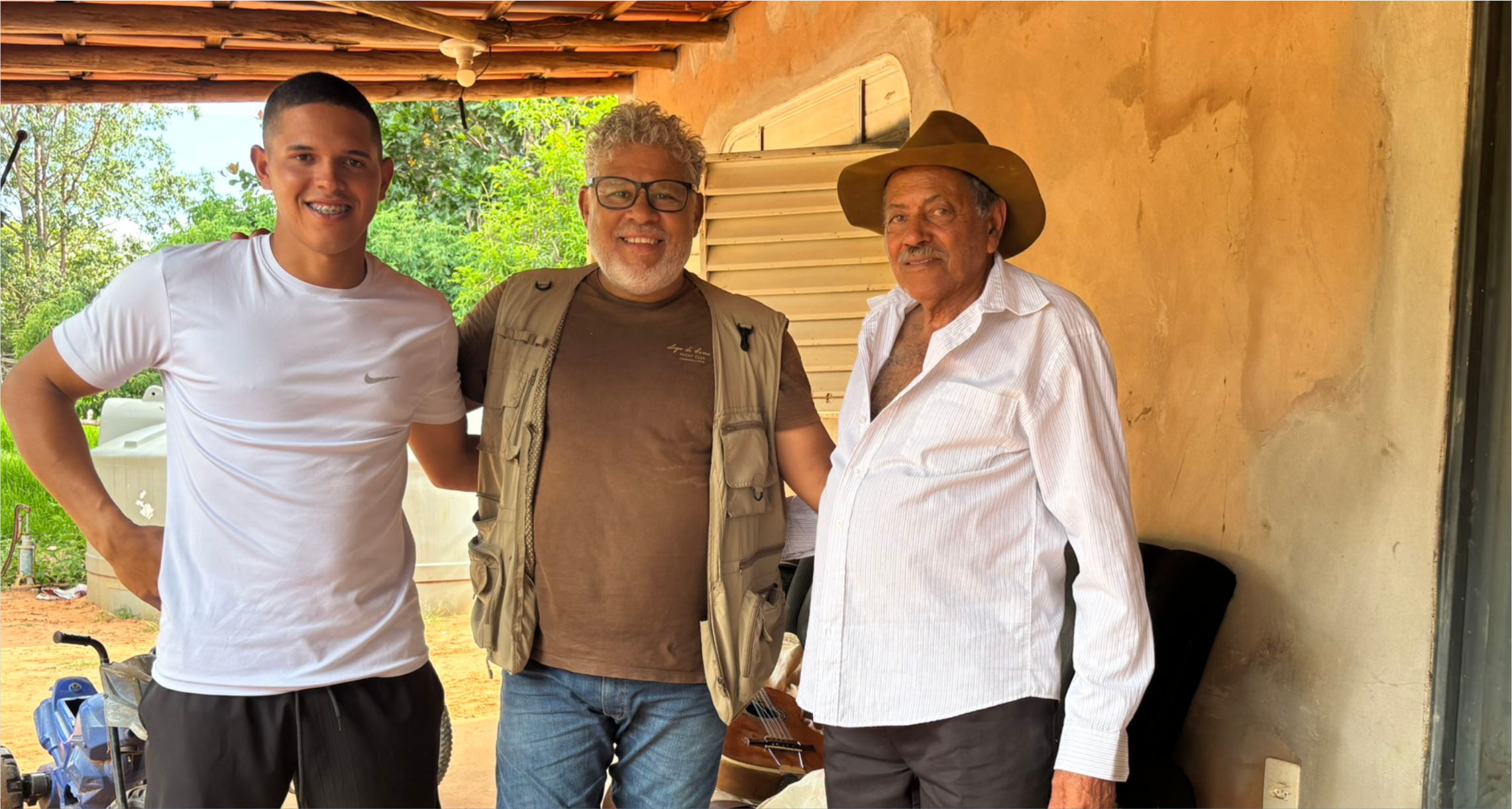 Os Marra-sacos não são apenas uma família numerosa ou conhecida. São parte orgânica da cidade. Estão presentes nos eventos, nas rodas de conversa, nas festas populares e na própria construção simbólica da identidade mirabelense. São, de forma incontestável, responsáveis por uma das maiores referências locais: a famosa carne de sol de Mirabela. Mas o nome que carregam também guarda mistério e mistura — fruto de sobrenomes que se entrelaçaram ao destino do lugar.