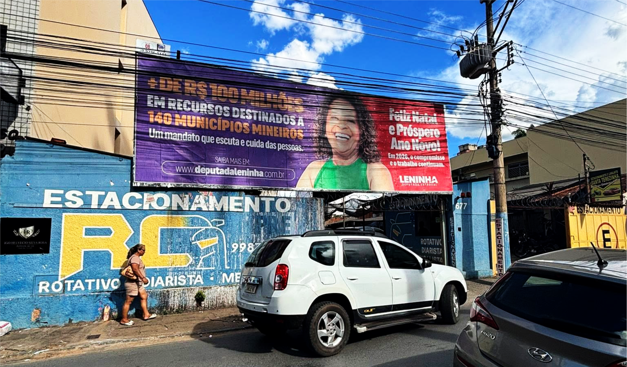 Confesso: o sertão norte-mineiro anda mais colorido. Não pelas chuvas — que Deus sabe fazem falta —, mas pela explosão súbita de outdoors com sorrisos engomados, slogans genéricos e aquela velha promessa implícita de que agora vai. É curioso como esses painéis brotam do chão exatamente na véspera — ou no ano — eleitoral. Coincidência? Só se for daquelas que se repetem religiosamente a cada quatro anos.