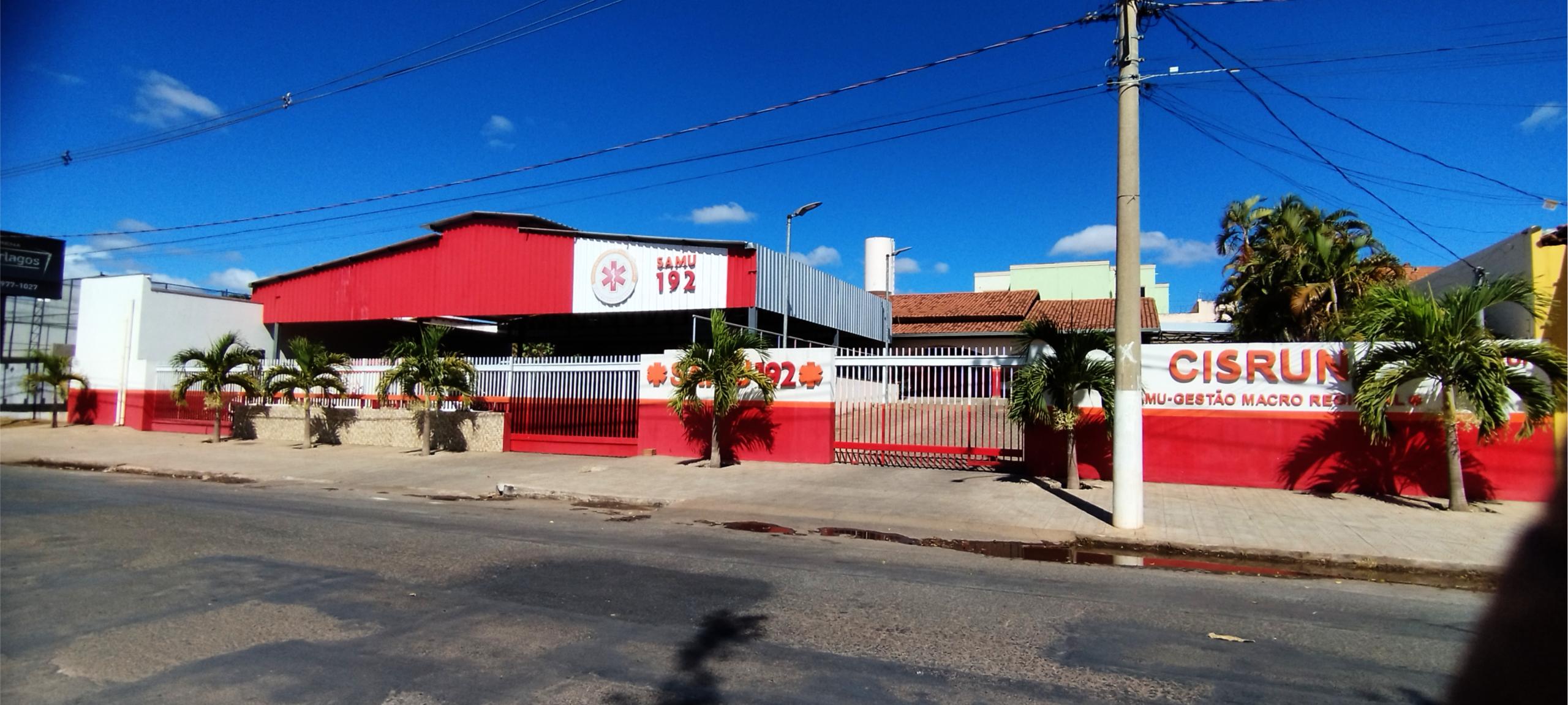 Há anos, o Consórcio Intermunicipal de Saúde da Rede de Urgência do Norte de Minas (Cisrun) opera sob uma névoa de opacidade administrativa. Por trás do discurso técnico e da retórica institucional, acumulam-se indícios graves de descontrole financeiro, aparelhamento político e possíveis irregularidades na gestão de recursos públicos destinados ao Samu, serviço essencial que atende 86 municípios da região.