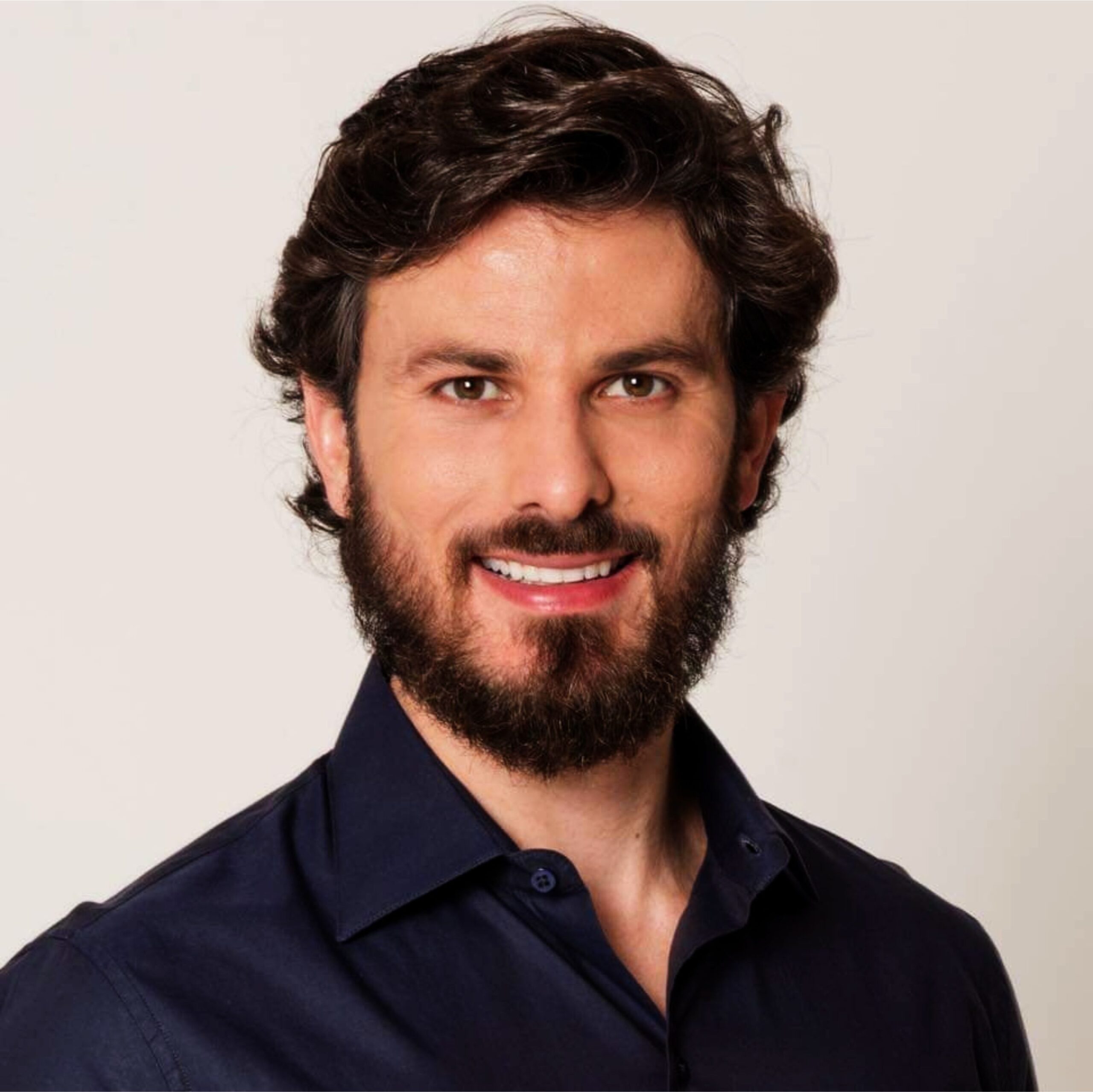 Marcelo Aro passa a ser observado como um nome jovem, estratégico e com carisma político, capaz de dialogar com diferentes campos e reorganizar o desenho da disputa estadual.