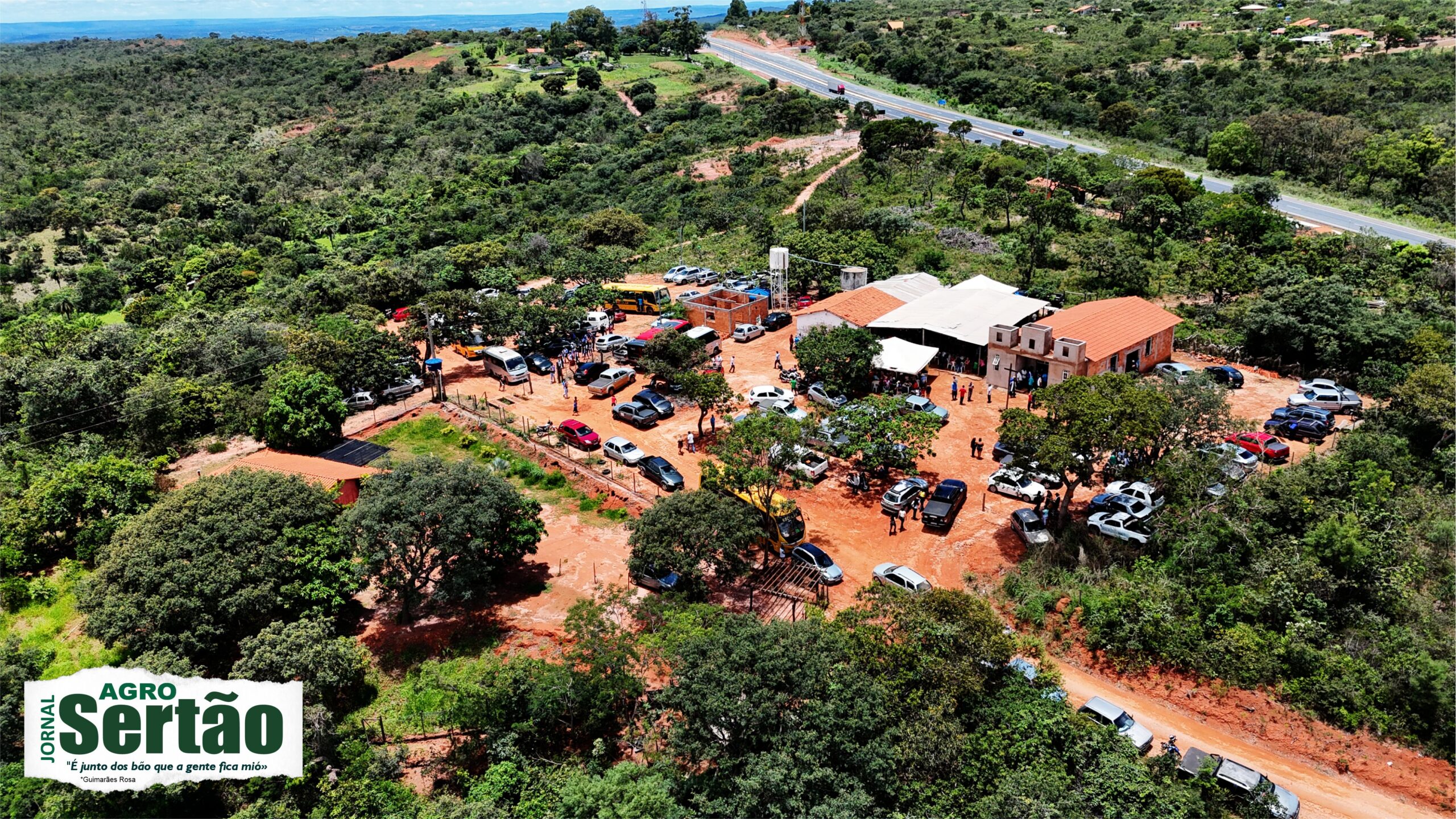 A Folia de Reis é mais do que uma celebração religiosa: é um elo vivo entre gerações, um testemunho do patrimônio cultural imaterial que molda a identidade brasileira. De origem portuguesa e espanhola, trazida ao Brasil no século XIX, a folia louva a visita dos Três Reis Magos ao menino Jesus e, tradicionalmente, acontece entre 24 de dezembro e 6 de janeiro. Bandeiras ao vento, vestimentas coloridas, instrumentos afinados e palhaços anunciam a chegada dos foliões às casas, levando cantos, bênçãos e esperança.