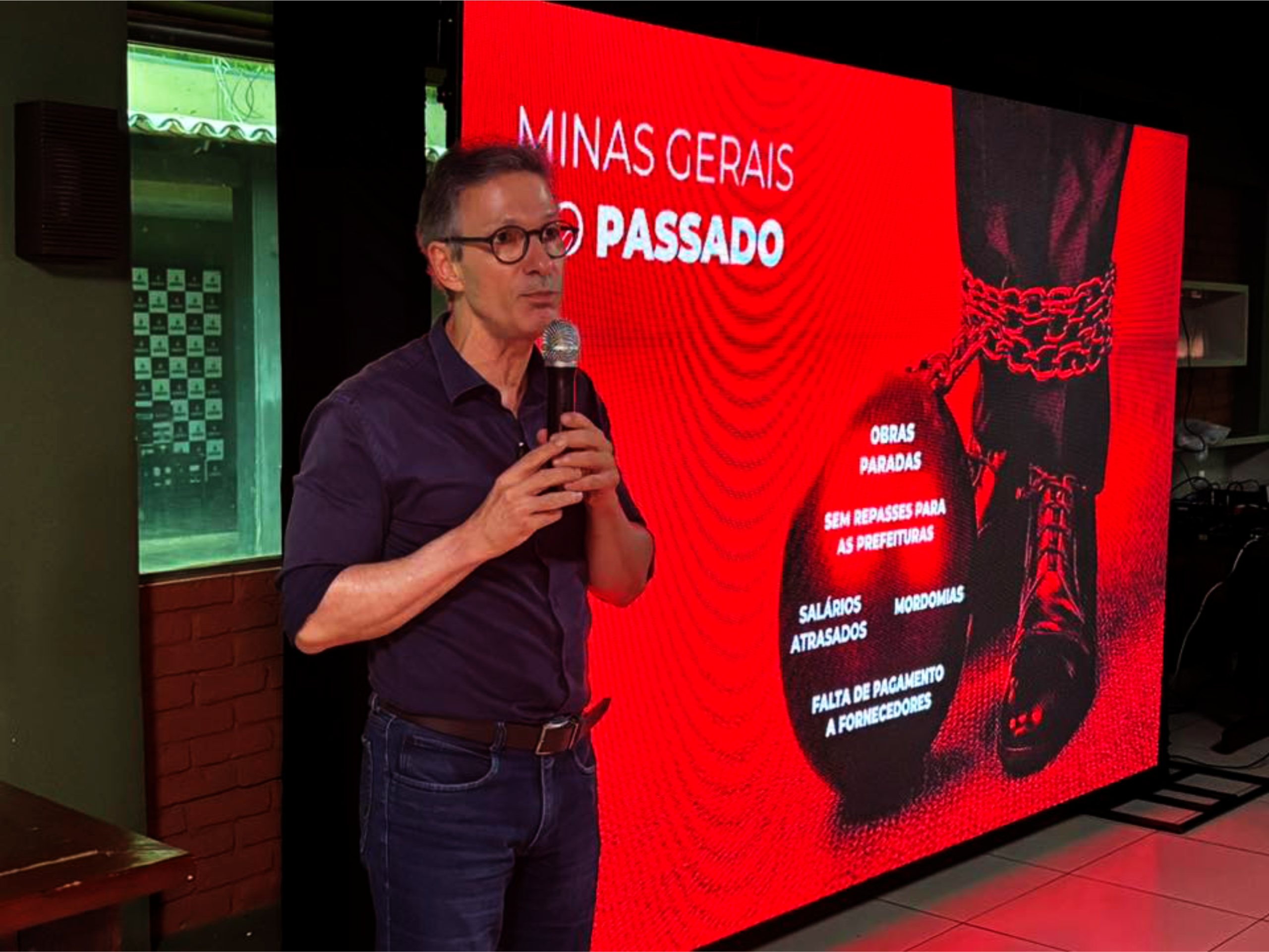 Ao longo de décadas percorrendo o sertão das Minas Gerais — primeiro como mascate, depois como jornalista — aprendi a distinguir visitas protocolares de presença efetiva. E é preciso reconhecer: Romeu Zema é, até aqui, o governador mineiro que mais visitou o Norte de Minas. Sua presença constante na região criou uma relação política e institucional que vai além dos palanques.