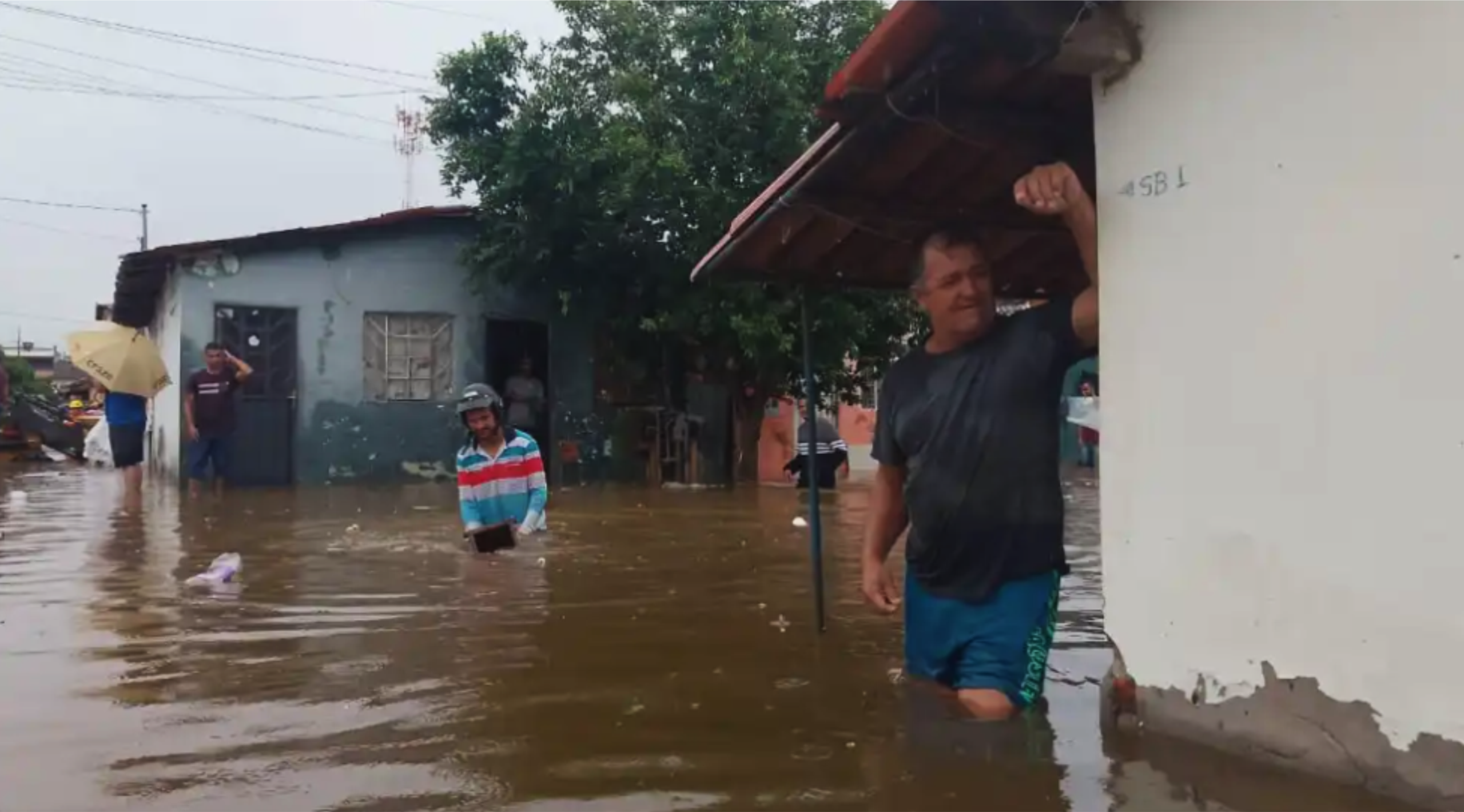 Se antes a angústia era a ausência de água, hoje é o excesso. Alagamentos em cidades como Porteirinha, Espinosa, Salinas e Juramento, famílias retiradas de suas casas, extravasamento de barragens, ruas submersas, prejuízos materiais e emocionais. A pergunta que ecoa é inevitável: estamos preparados?