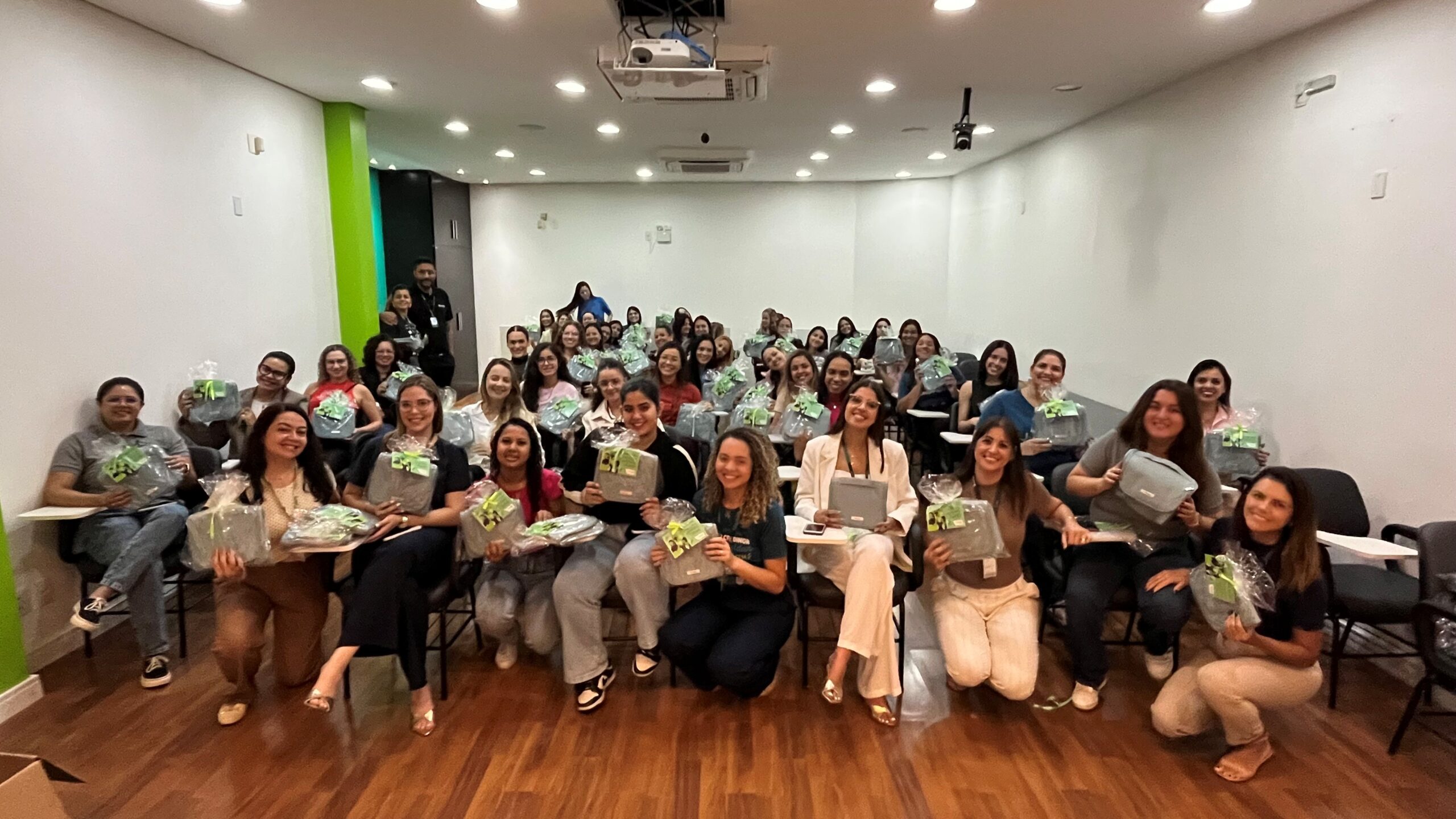 Em clima de reconhecimento e valorização, aconteceu no último sábado (8), no auditório do Centro Administrativo, um momento especial promovido pelo Sicoob Credinor em homenagem ao Dia Internacional da Mulher. A iniciativa reuniu colaboradoras da cooperativa em uma celebração marcada pela gratidão, pelo respeito e pelo reconhecimento ao papel fundamental das mulheres na construção da história da instituição.