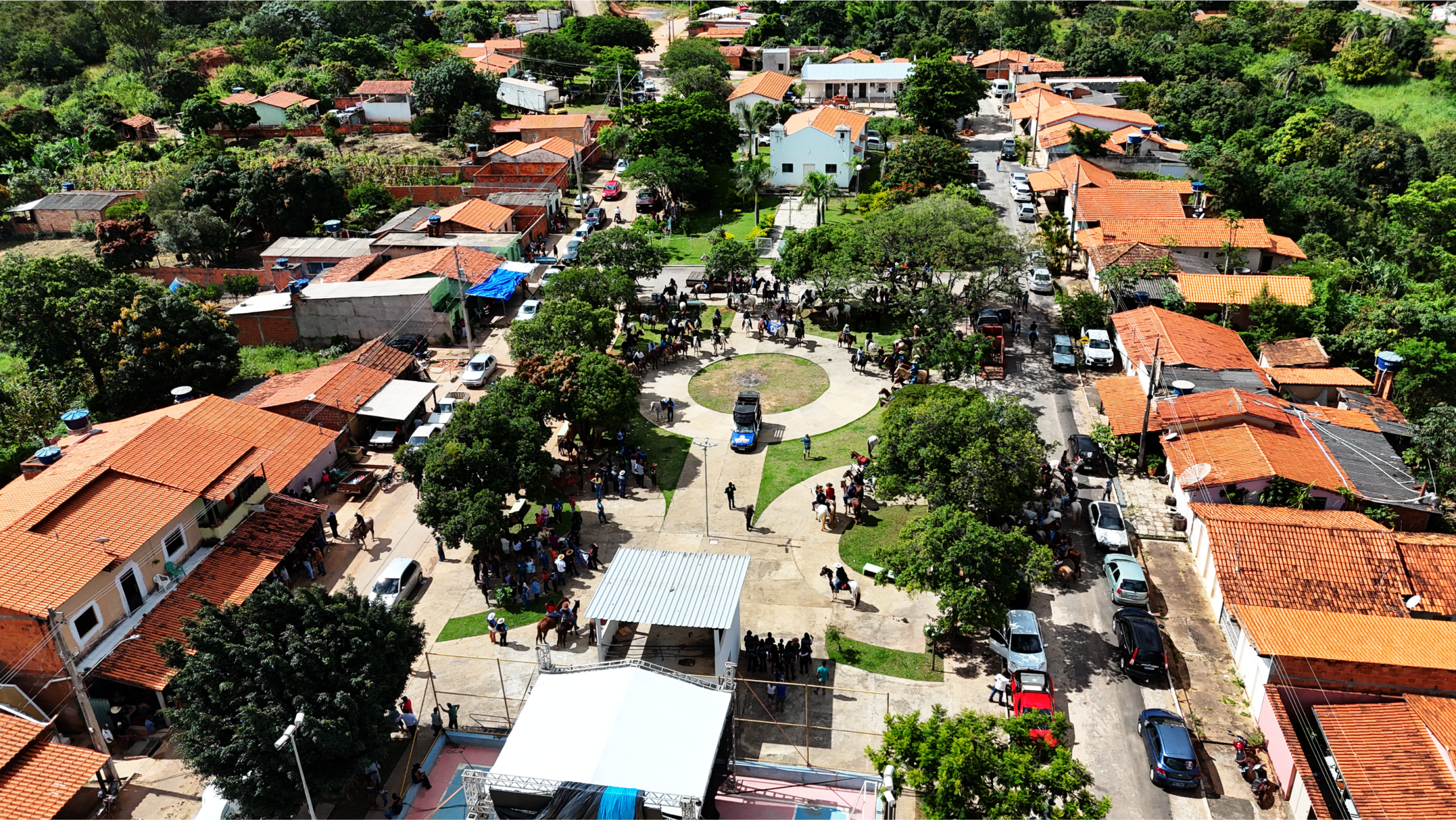 Em sua 13ª edição, a cavalgada de Ermidinha reuniu centenas de cavaleiros, amazonas, famílias e visitantes, consolidando-se como uma das mais autênticas manifestações culturais do sertão norte-mineiro — um verdadeiro símbolo de pertencimento e resistência.