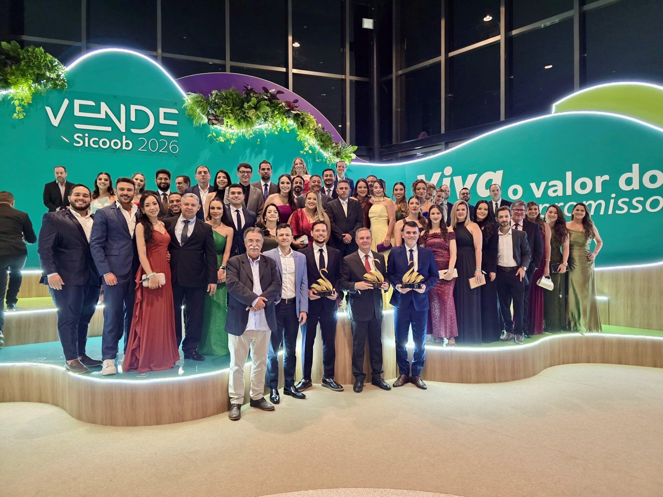 Credinor faz história em Brasília 🇧🇷🏆 Três troféus nacionais que mostram a força do cooperativismo do Norte de Minas no cenário brasileiro.