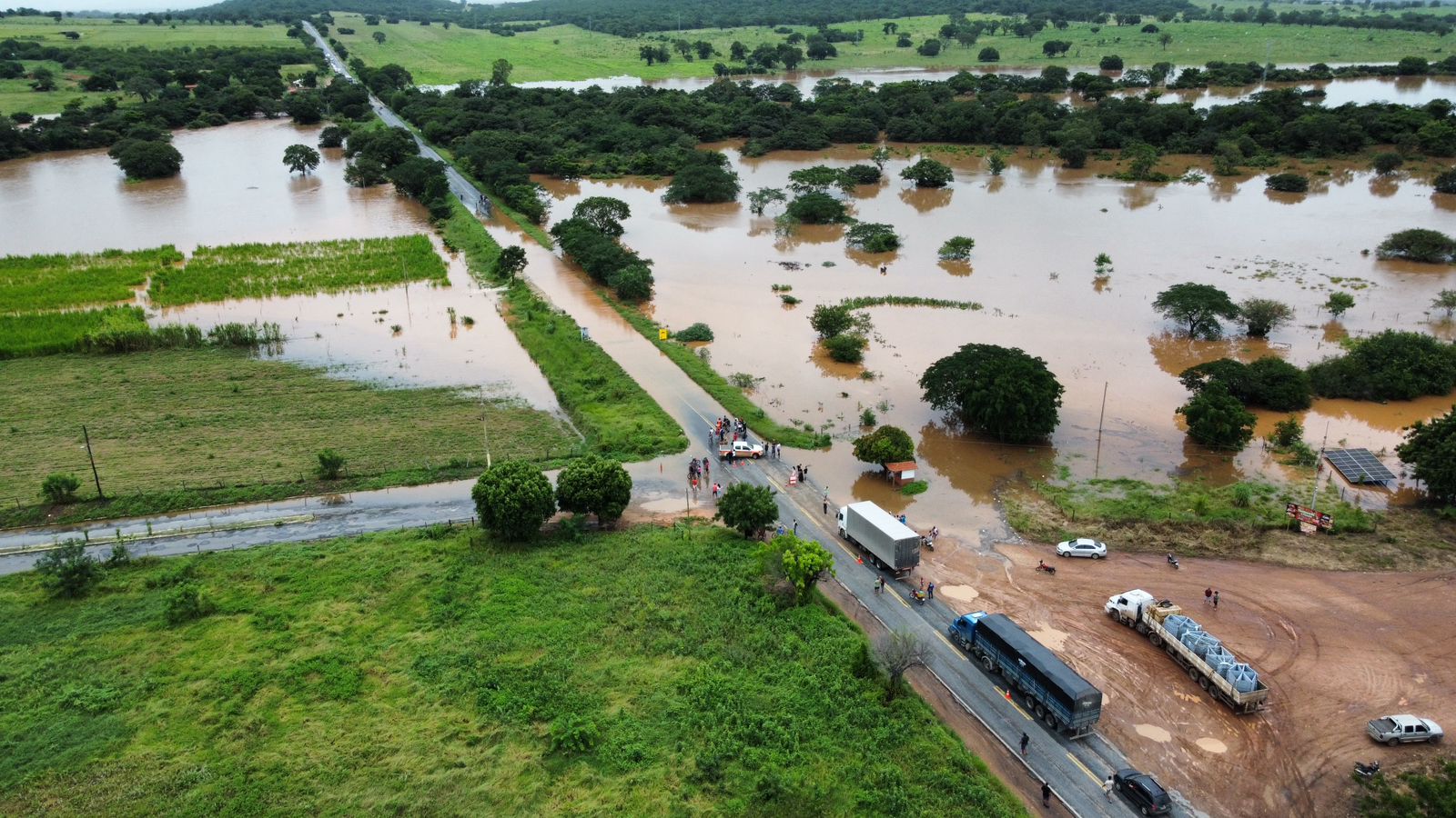 Neste domingo, a cidade de Porteirinha emitiu um alerta extremo diante do risco de rompimento da Barragem das Lajes, após o volume intenso de chuvas registrado nas últimas horas. A preocupação é real, sobretudo para os moradores da comunidade das Lajes e regiões vizinhas, que vivem agora dias de apreensão e incerteza.