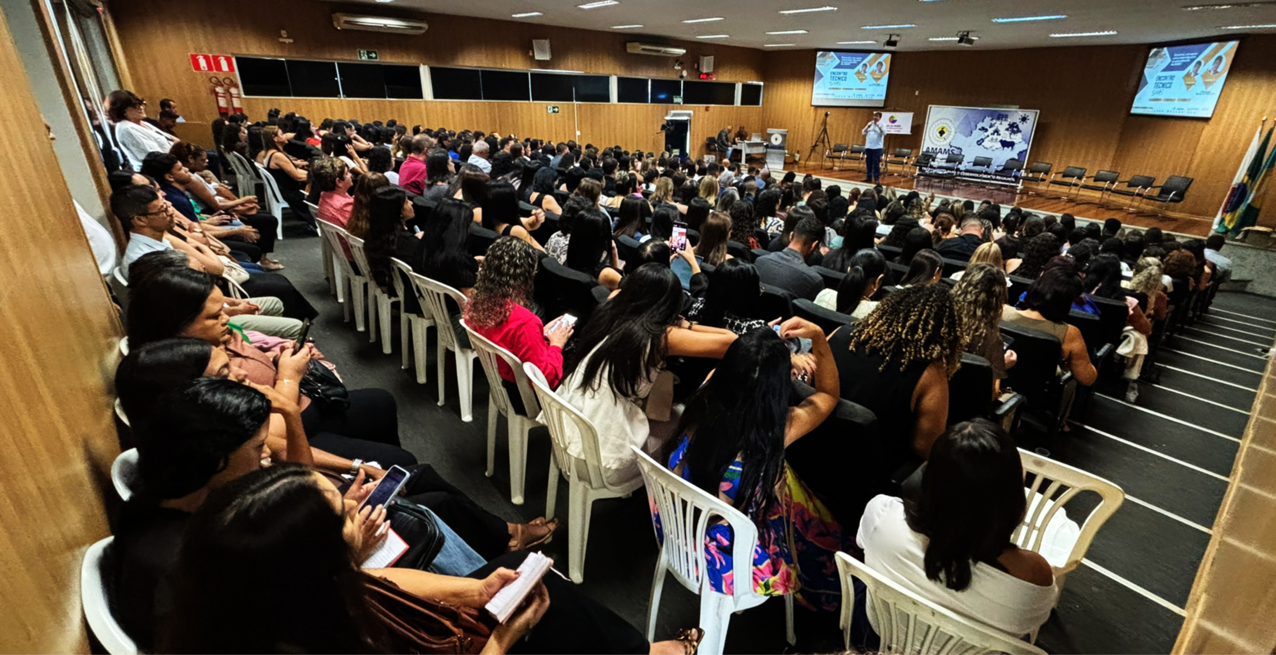 A AMAMS volta a ocupar espaços estratégicos, firmando parcerias relevantes, articulando projetos estruturantes e promovendo eventos que dialogam diretamente com as necessidades do território. Há um claro movimento de reconexão com os municípios do sertão norte-mineiro — não apenas no discurso, mas na entrega.