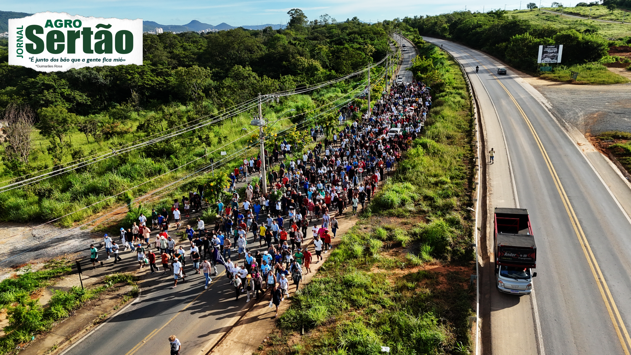 Mais uma vez, me deixei conduzir pelos caminhos da fé ao acompanhar a tradicional procissão rumo ao São Geraldo II, em Montes Claros. Não foi apenas uma caminhada — foi um reencontro com a essência de um povo que transforma dor em devoção e cansaço em esperança.