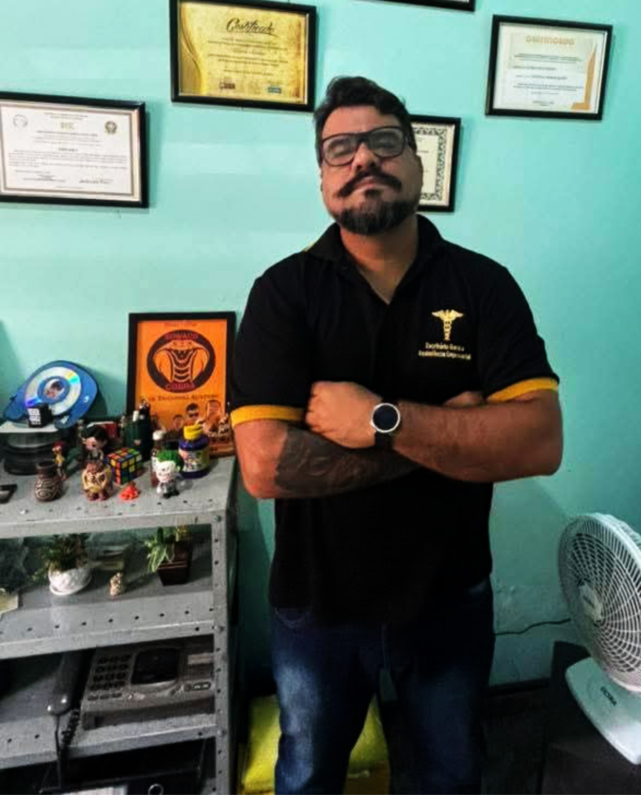 E eu posso dizer, com a autoridade de quem viu de perto o tempo passar, que conheço Fábio Dias Sizilio desde menino. Cresci acompanhando não só a trajetória dele, mas também de toda a família: os irmãos Fabrício, Maurício (já saudoso) e a caçula Bianca. Fábio, inclusive, é o mais novo entre os homens — aquele que, muitas vezes, observa mais… mas guarda tudo.