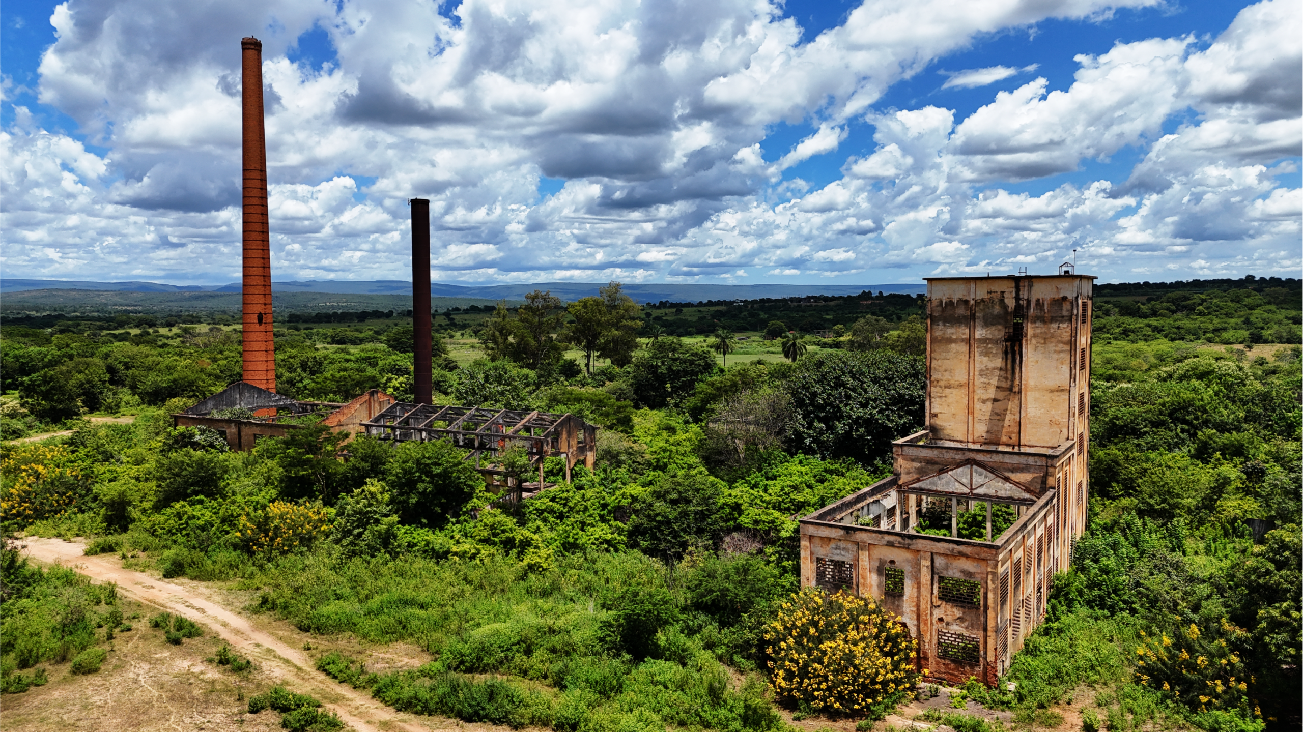 Ao longo de décadas percorrendo os sertões do Norte de Minas, ouvindo agricultores, registrando histórias e acompanhando de perto os dramas e desafios da nossa gente, aprendi uma lição simples: para quem vive nesta região, água não é apenas um recurso natural. Água é sobrevivência. É dignidade. É desenvolvimento. É futuro. Por isso, recebi com profunda preocupação a notícia da decisão da Justiça Federal que determinou o esvaziamento e o descomissionamento da Barragem da Caatinga, localizada em Engenheiro Dolabela, distrito de Bocaiúva.