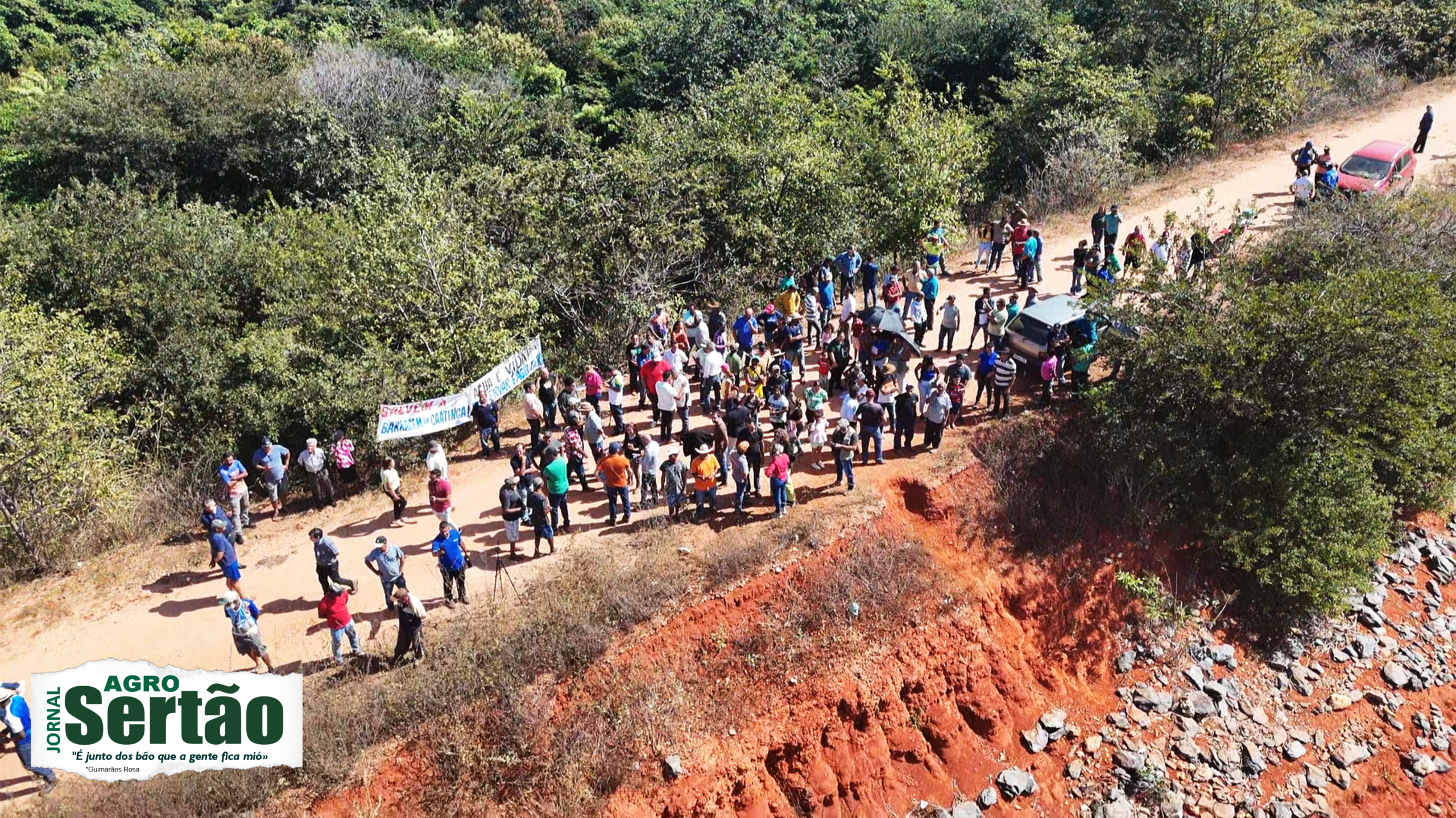 Na manhã desta quinta-feira, estive novamente no distrito de Engenheiro Dolabela, município de Bocaiúva, para acompanhar uma manifestação popular contra a decisão que determina o esvaziamento e o descomissionamento da Barragem da Caatinga. Mais uma vez, deixei o local com um profundo sentimento de preocupação diante dos rumos que vêm sendo adotados pelo poder público em relação ao meio rural e aos recursos hídricos do Norte de Minas.