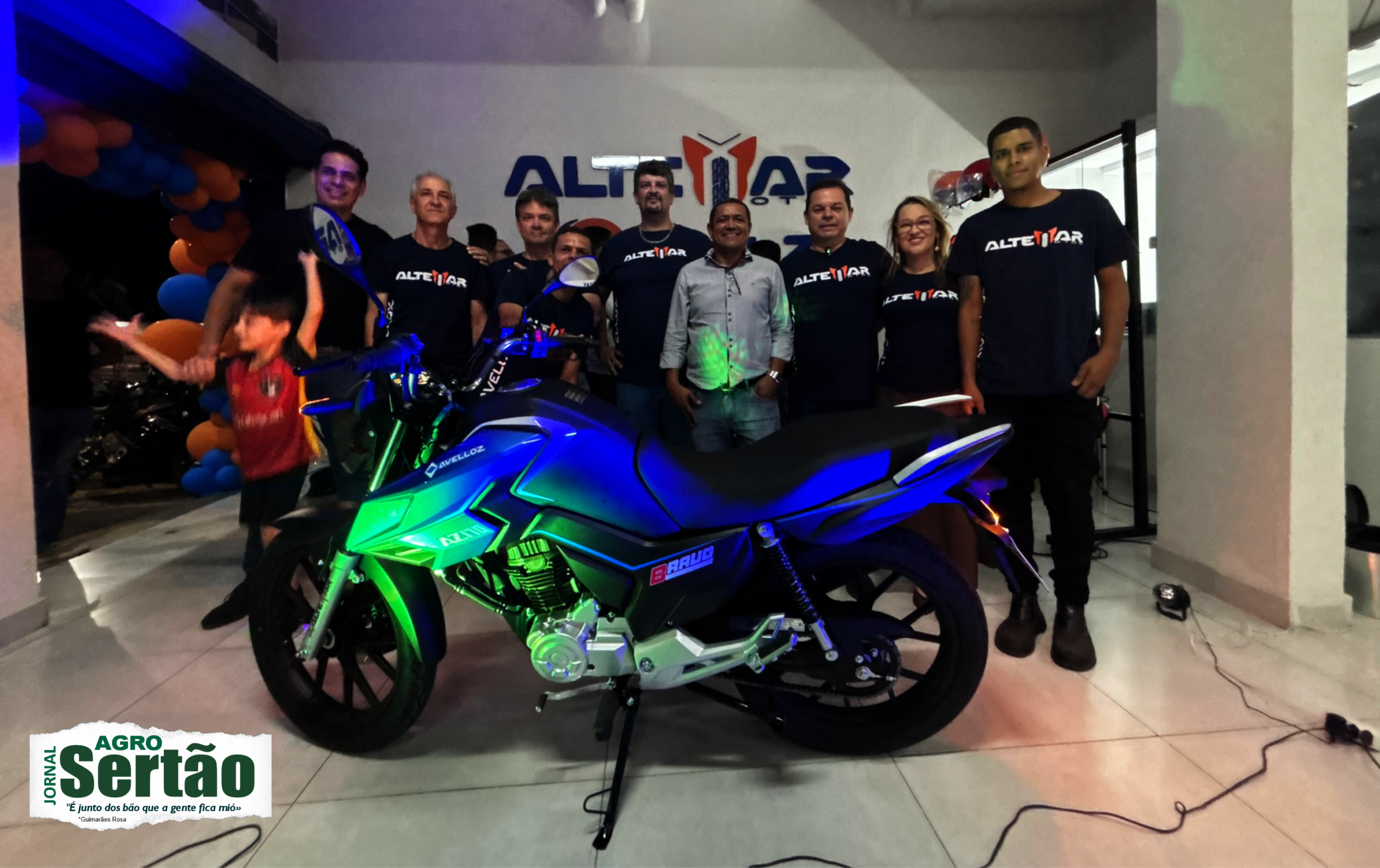 Quem vive o sertão mineiro sabe que motocicleta não é apenas um meio de transporte. É companheira de estrada, ferramenta de trabalho, veículo para vencer distâncias e, para muitos, também uma paixão. Foi com esse olhar que acompanhei, no finalzinho da tarde de ontem, em Montes Claros, a apresentação oficial da AZ170 BRAVO, novo modelo da Avelloz, representada na região pela Altemar Motos.